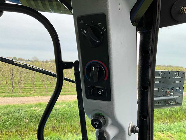 2010 new holland t6010 vierwielaangedreven landbouwtractor - afbeelding 3 van  17