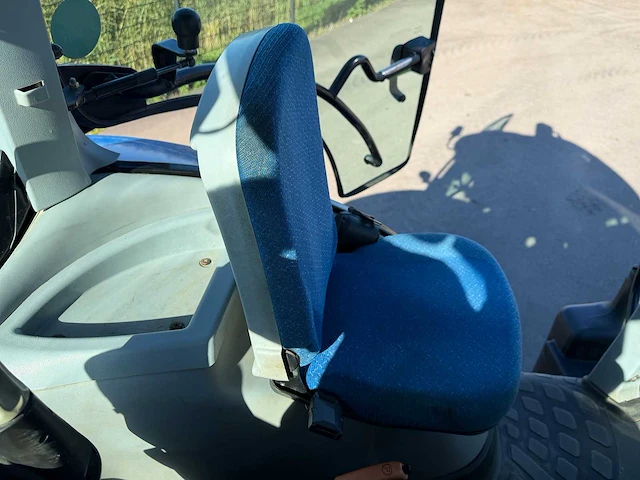 2010 new holland t6090 vierwielaangedreven landbouwtractor - afbeelding 21 van  30
