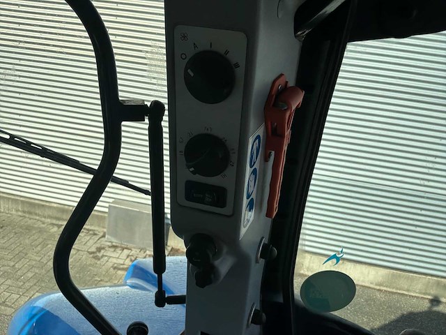 2010 new holland t7040 vierwielaangedreven landbouwtractor - afbeelding 20 van  33