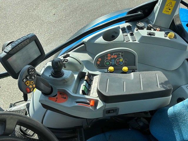 2010 new holland t7040 vierwielaangedreven landbouwtractor - afbeelding 4 van  5