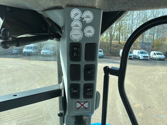 2010 new holland t7040 vierwielaangedreven landbouwtractor - afbeelding 5 van  5