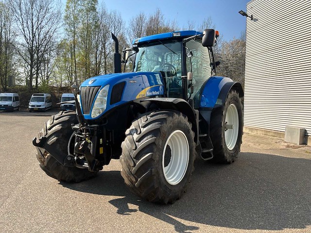 2010 new holland t7040 vierwielaangedreven landbouwtractor - afbeelding 1 van  4