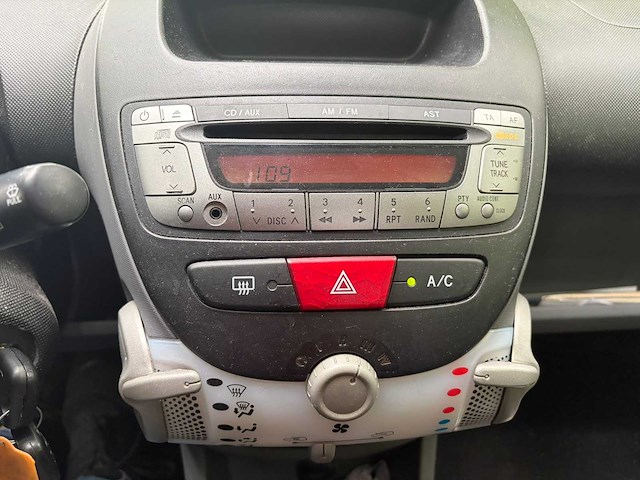 2010 peugeot 107 airconditioning 1.0-12v urban move personenauto - afbeelding 5 van  16