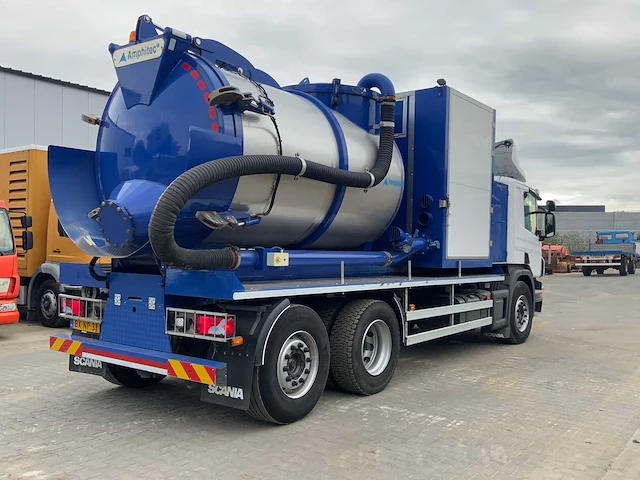 2010 scania p360b 6x2*4 vrachtwagen met 2017 amphitec flex loaderv4000 zuig installatie - afbeelding 1 van  35