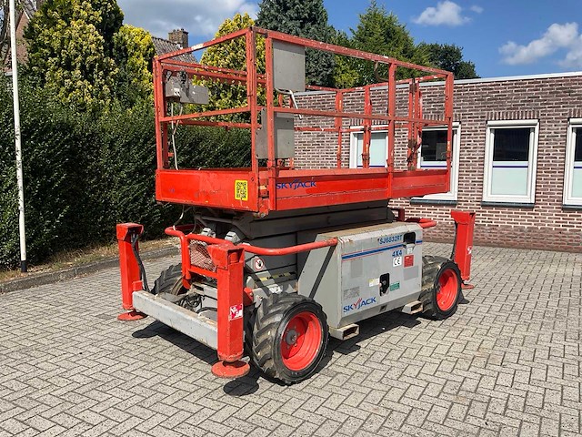 2010 sky jack sj 6832 rt hoogwerker - afbeelding 1 van  15