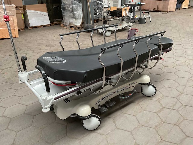 2010 stryker gynnie hospital bed - afbeelding 2 van  8