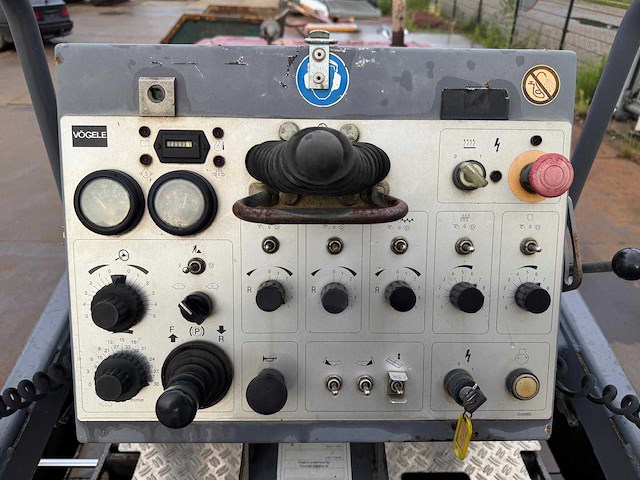 2010 vogel super 800 asfalteermachine - afbeelding 1 van  2