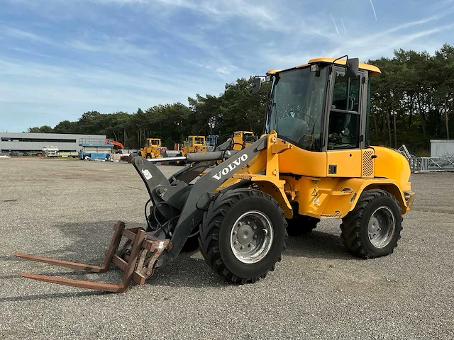 2010 volvo l30b-z wiellader – palletvorken - afbeelding 1 van  29