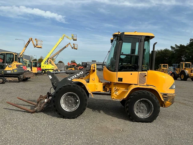2010 volvo l30b-z wiellader – palletvorken - afbeelding 12 van  29