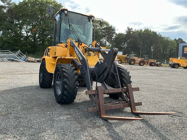 2010 volvo l30b-z wiellader – palletvorken - afbeelding 28 van  29