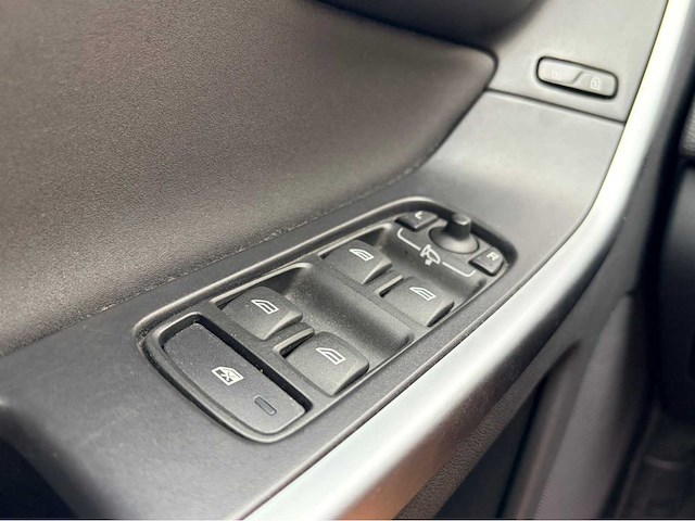 2010 volvo xc60 automaat 2.0t kinetic personenauto - afbeelding 4 van  10