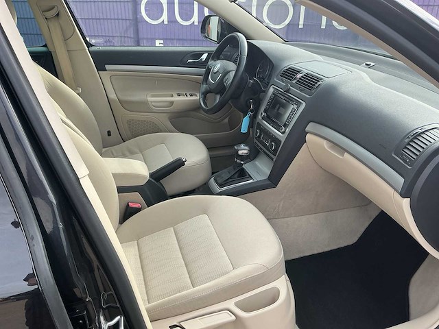 2011 - skoda - octavia combi - 1.2 tsi elegance bns - personenauto - afbeelding 9 van  11