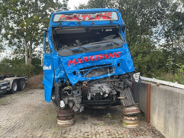 2011 - volvo - fh420 eev - vrachtwagen opbouw t.b.v. weg belijning (schade voertuig) - afbeelding 15 van  21