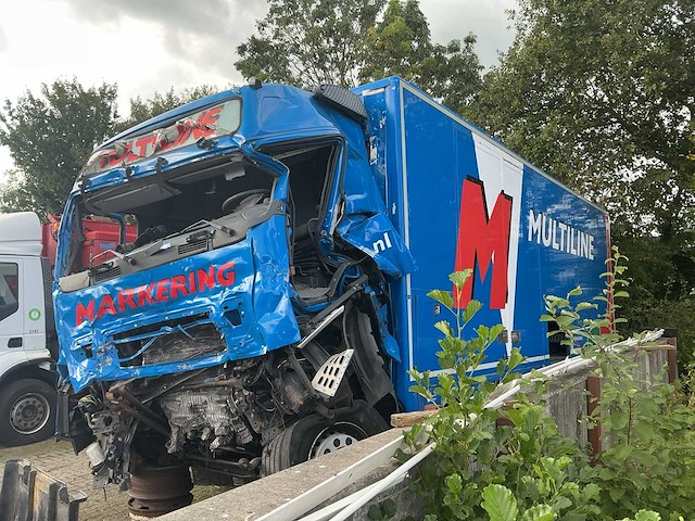 2011 - volvo - fh420 eev - vrachtwagen opbouw t.b.v. weg belijning (schade voertuig) - afbeelding 12 van  21
