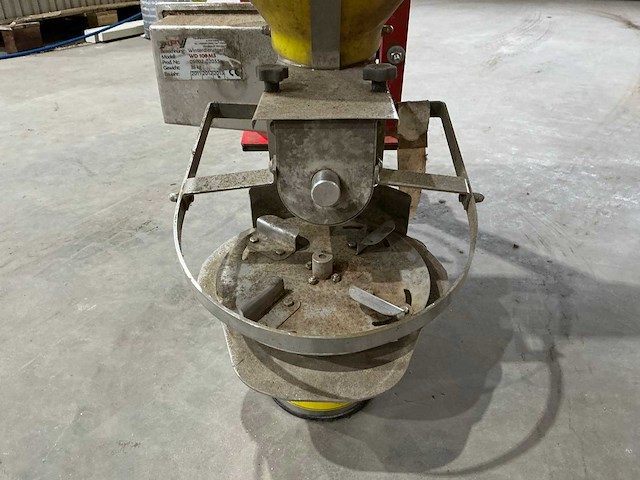 2011 apv wd 100 m3 elektrische zoutstrooier - afbeelding 10 van  13