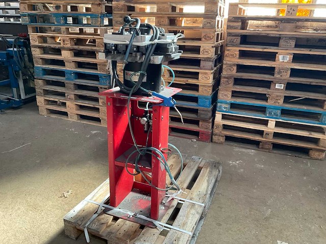 2011 blyweert aluminium tooling 1as405p0 pneumatische aluminium profiel ponsmachine - afbeelding 1 van  24