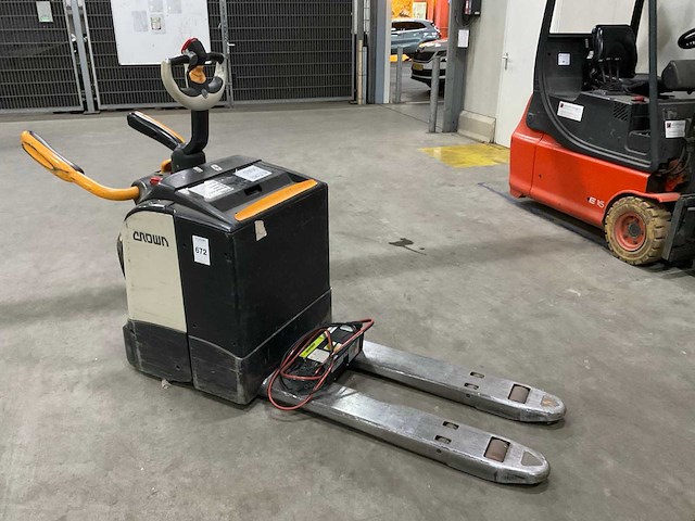 2011 crown wt3040 elektrische palletwagen - afbeelding 1 van  19
