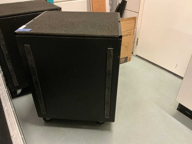 2011 d&b audiotechnik q-sub subwoofer op wielen (2x) - afbeelding 3 van  4