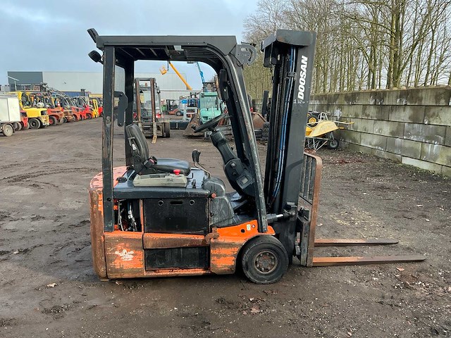 2011 doosan b15t-3 vorkheftruck defect - afbeelding 25 van  28