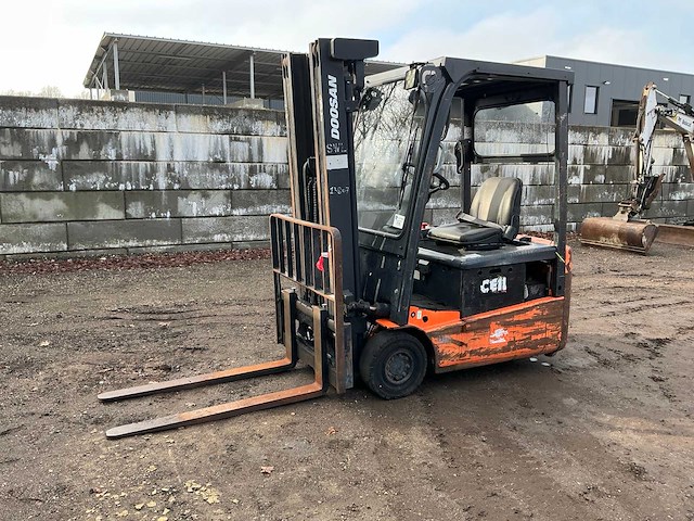 2011 doosan b15t-3 vorkheftruck defect - afbeelding 1 van  19