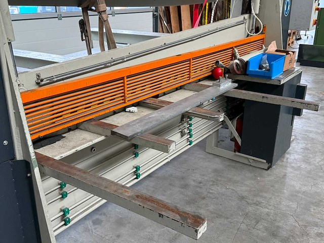 2011 hochstrate 3000x4 guillotineschaar - afbeelding 2 van  9