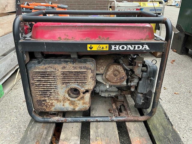 2011 honda em5500cxs noodstroomaggregaat - afbeelding 3 van  4
