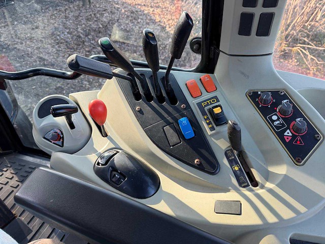 2011 massey ferguson 5455 dyna 4 vierwielaangedreven landbouwtractor - afbeelding 3 van  12