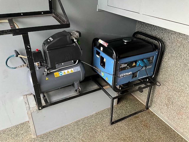 2011 mercedes-benz sprinter 318cdi motorcross camper - afbeelding 35 van  49