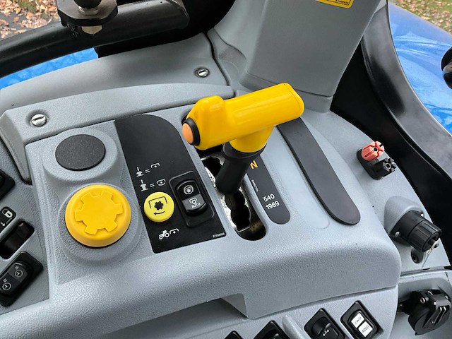 2011 new holland t6020 elite vierwielaangedreven landbouwtractor - afbeelding 16 van  34