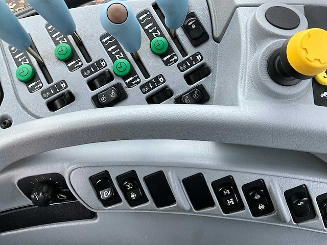 2011 new holland t6020 elite vierwielaangedreven landbouwtractor - afbeelding 18 van  34