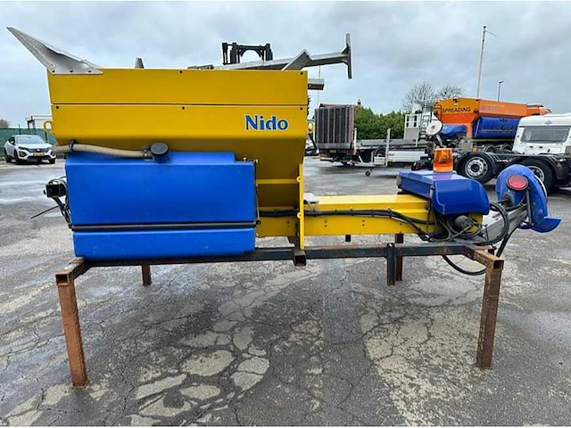 2011 nido stratos b15k-24 vcln-350 salt spreader - afbeelding 1 van  5