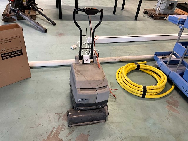 2011 nilfisk ca340 schrobzuigmachine - afbeelding 1 van  11