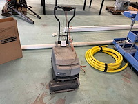 2011 nilfisk ca340 schrobzuigmachine - afbeelding 1 van  11