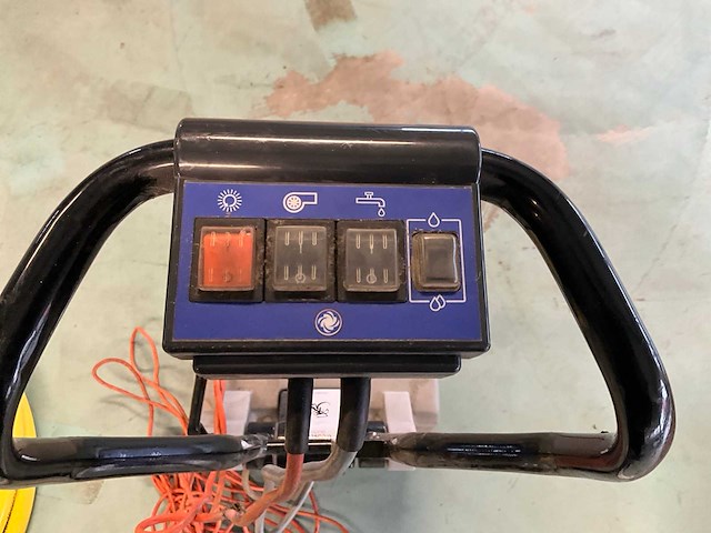 2011 nilfisk ca340 schrobzuigmachine - afbeelding 7 van  11