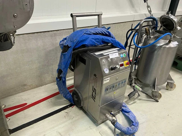 2011 nilfisk ic-310-s droogijsstraalmachine - afbeelding 1 van  8