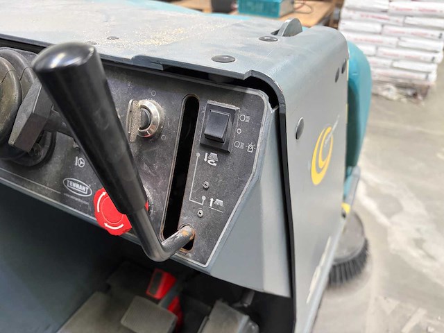 2011 tennant s20 industriële opzit-veeg-/zuigmachine - afbeelding 7 van  45