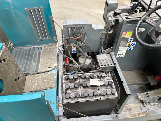 2011 tennant s20 industriële opzit-veeg-/zuigmachine - afbeelding 27 van  45