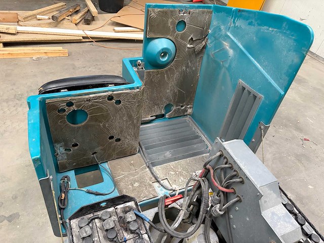 2011 tennant s20 industriële opzit-veeg-/zuigmachine - afbeelding 28 van  45