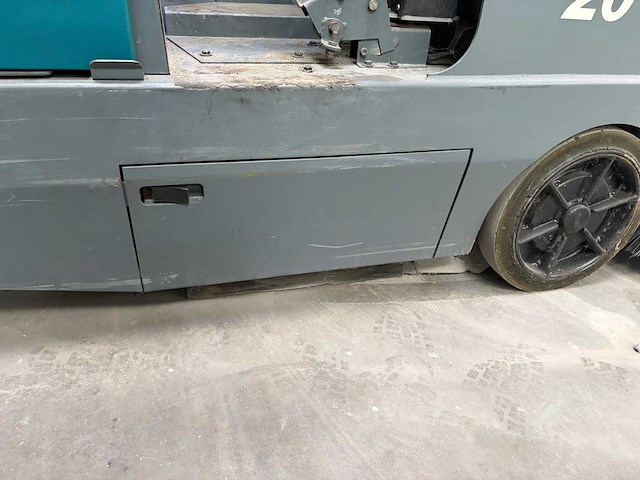 2011 tennant s20 industriële opzit-veeg-/zuigmachine - afbeelding 34 van  45