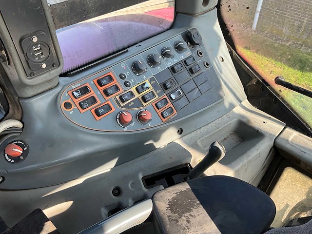 2011 valtra t152 vierwielaangedreven landbouwtractor - afbeelding 4 van  21