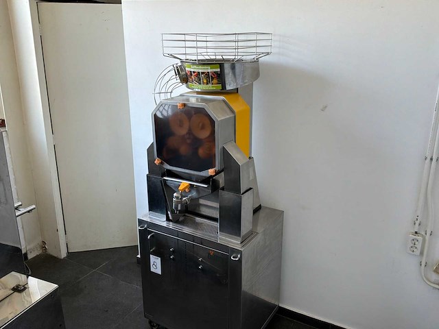 2011 zumex volautomatische citruspers - afbeelding 1 van  9