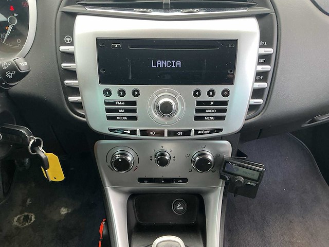 2012 - lancia - delta - 1.6-16v silver - personenauto - afbeelding 11 van  12