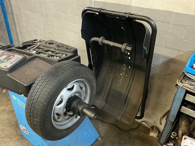 2012 beissbarth microtech 825d banden balanceerapparaat - afbeelding 8 van  10