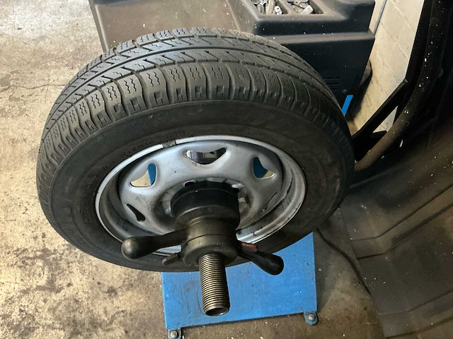 2012 beissbarth microtech 825d banden balanceerapparaat - afbeelding 9 van  10