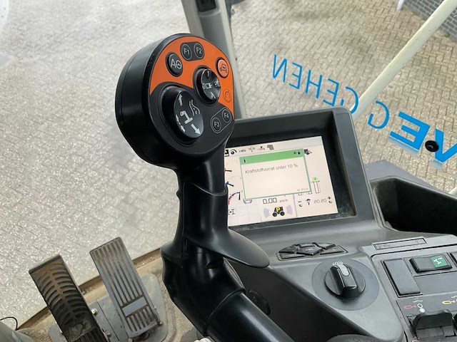 2012 claas xerion 3800 saddle trac vierwielaangedreven landbouwtractor - afbeelding 22 van  33