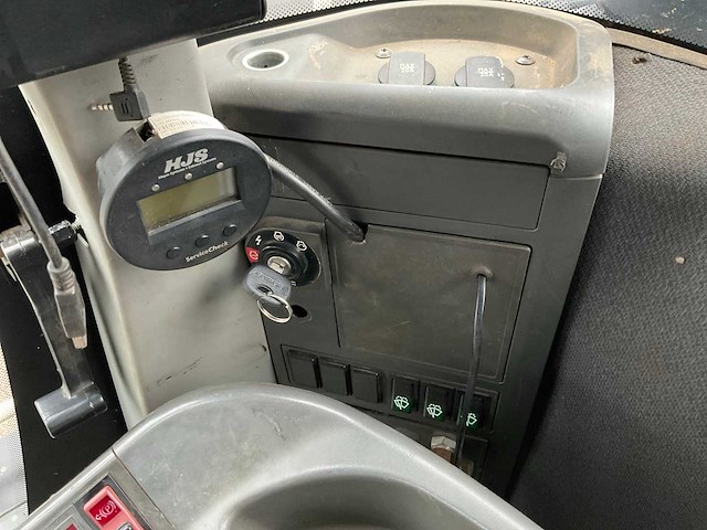 2012 claas xerion 3800 saddle trac vierwielaangedreven landbouwtractor - afbeelding 25 van  33