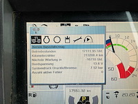 2012 claas xerion 3800 saddle trac vierwielaangedreven landbouwtractor - afbeelding 26 van  33