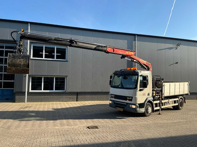 2012 daf lf 3 zijdige kippervrachtwagen met palfinger laadkraan - afbeelding 1 van  41