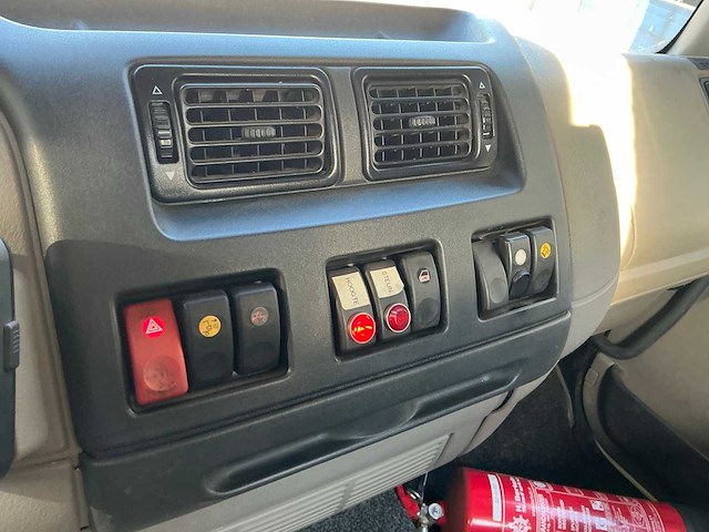 2012 daf lf 3 zijdige kippervrachtwagen met palfinger laadkraan - afbeelding 30 van  41