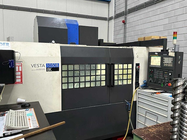 2012 hwacheon vesta 1050b 4-assige verticale machinecentra - afbeelding 1 van  11